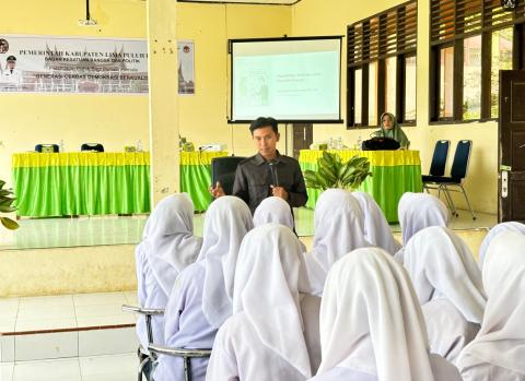 Dapit Alexsander, Anggota Bawaslu Lima Puluh kota saat memberikan materi kepada siswa di SMA N 1 Situjuah Limo Nagari di kegiatan sosialisasi pendidikan politik bagi pemilih pemula bertajuk “Generasi Cerdas Demokrasi Berkualitas”, (21/4).
