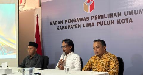 Ketua Bawaslu Lima Puluh Kota Yoriza Asra, saat memberikan arahan kepada seluruh jajaran sekretariat  di kegiatan Rapat Dalam Kantor (RDK) Pengelolaan dan Pelayanan Data Informasi Publik di Aula Sekretariat Bawaslu Lima Puluh Kota, Sabtu (18/4).