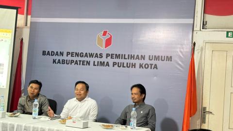 Anggota Bawaslu Provinsi Sumatera Barat, Khadafi yang didampingi Ketua dan  Anggota Bawaslu Kabupaten Lima Puluh Kota, Yoriza Asra dan Dapit Alexsander saat memberikan materi tentang Pengelolaan Kehumasan, Peliputan dan Dokumentasi serta Informasi Publik di Aula Bawaslu Lima Puluh Kota, Senin (20/4).