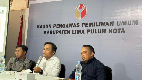 Khadafi Anggouta Bawaslu Provinsi Sumatera Barat bersama Anggota Bawaslu Kabupaten Lima Puluh Kota
