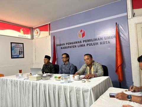Ketua dan Anggota Bawaslu Kabupaten Lima Puluh Kota, Yoriza Asra, Ismet Aljannata dan Dapit Alexsander saat mengikuti kegitan Rapat Dalam Kantor (RDK) dengan tema mekanisme informasi awal menjadi temuan dugaan pelanggaran pemilu, (30/4).
