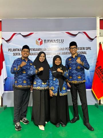 Foto Bersama Kepala Sekretariat Bawaslu Lima Puluh Kota, Mellia Rahmi