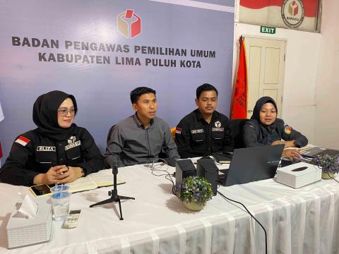 Anggota Bawaslu Kabupaten Lima Puluh Kota, Dapit Alexsander, bersama Kasubag Pengawasan dan Humas, Eliza dan Staff Sekretariat saat mengikuti kegiatan Rapat Koordinasi Hasil Pengawasan Coklit dan Uji Petik se-Sumatera Barat yang dilaksanakan secara daring melalui Zoom Meeting, Selasa (2/6).