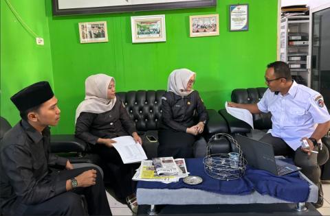 Anggota Bawaslu Lima Puluh Kota, Dapit Alexsander bersama Kasubag Pengawasan dan Humas , Eliza dan Staff Sekretariat saat berkoordinasi dengan Jajaran Nagari Lubuak Batingkok dalam kegiatan pengawasan uji petik terkait Pengawasan Pemutakhiran Data Pemilih Berkelanjutan (PDPB) Triwulan II, (25/5).