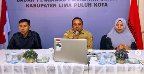 Anggota Bawaslu Lima Puluh Kota, Ismet Aljannata saat menyampaikan arahan di kegiatan Rapat Mitigasi Sengketa Proses Pemilu melalui Pengawasan Pemutakhiran Data Partai Politik, Senin (29/6). 