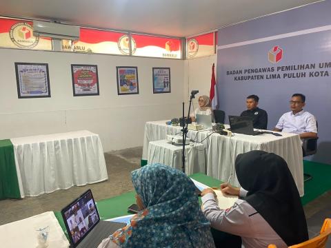 Koordiv HPPH Bawaslu Lima Puluh Kota, Dapit Alexsander didampingi Kasubag Pengawasan dan Humas, Eliza dan staff sekretariat saat mengikuti kegiatan Rapat Evaluasi Pengawasan Pemutakhiran Data Pemilih Berkelanjutan (PDPB) Semester I Tahun Anggaran 2026 yang diselenggarakan oleh Bawaslu Provinsi Sumatera Barat secara daring melalui Zoom Meeting pada Rabu (29/7).