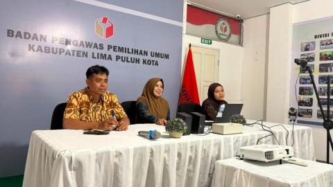 Mellia Rahmi, Kepala Sekretariat Bawaslu Lima Puluh Kota, bersama Kasubag Administrasi, Ot Saputra dan staff sekretariat saat mengikuti kegiatan rapat daring mengenai Upaya Peningkatan Kinerja Pelaksanaan Anggaran dan Optimalisasi Capaian Nilai Indikator Kinerja Pelaksanaan Anggaran (IKPA) pada satuan kerja di lingkungan Bawaslu Republik Indonesia, Kamis (30/7)