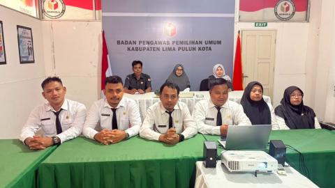 Peserta Orientasi PPPK Bawaslu Kabupaten Lima Puluh Kota saat mengikuti kegiatan Penutupan Orientasi PPPK Tahun 2026 yang diselenggarakan secara daring pada Senin (10/8/2026). 