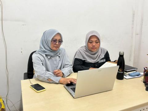 Kasubag Humas dan Pengawasan Bawaslu Lima Puluh Kota, Eliza, yang didampingi oleh staff pengawasan saat mengikuti kegiatan Rapat Pra-Evaluasi Pelaksanaan Pengawasan Partisipatif (P2P) di Sumatera Barat Tahun 2026 yang diselenggarakan oleh Bawaslu Provinsi Sumatera Barat secara daring, Kamis (20/8).