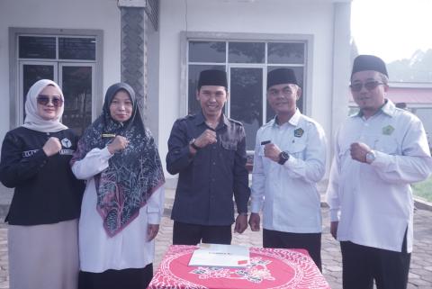 Koordiv Hukum, Pencegahan, Parmas dan Humas, Dapit Alexsander didampingi Kasubag Pengawasan dan Humas, Eliza saat foto bersama dengan jajaran MAS Al Makmur Tungkar saat setelah melakukan Penandatanganan PKS, Senin (7/9).