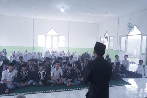 Dapit Alexsander, Anggota Bawaslu Kabupaten Lima Puluh Kota saat memberikan sosialisasi kepemiluan dan pengawasan partisipatif bagi pemilih pemula kepada siswa kelas XII Madrasah Aliyah Swasta (MAS) Al Makmur Tungkar, Senin (7/9).