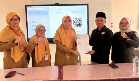 Dapit Alexsander selaku Anggota Bawaslu Kabupaten Lima Puluh Kota, didampingi oleh Kasubag Pengawasan dan Humas, Eliza saat memberikan dokumen PKS (Perjanjian Kerja Sama) kepada Kepala Sekolah SMA N 2 Kecamatan Harau, Armefi Gustati yang didampingi oleh jajaran guru, Senin (21/9).