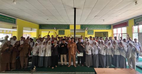 Foto bersama jajaran Bawaslu Kabupaten Lima Puluh Kota dan Kepala Sekolah dan  jajaran guru SMK N 1 Kecamatan Guguak beserta siswa Kelas XII setelah kegiatan penandatanganan Perjanjian Kerja Sama (PKS) sekaligus sosialisasi kepemiluan dan pengawasan partisipatif bagi pemilih pemula di SMK Negeri 1 Kecamatan Guguak, Senin (21/9).