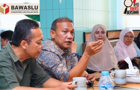 Sekretaris Jenderal Bawaslu RI, Ferdinand Eskol Tiar Sirait, bersama Kepala Sekretariat (Kasek) dan Koordinator Sekretariat (Korsek) se-Provinsi Sumatera Barat di Kota Padang, Minggu (20/9).