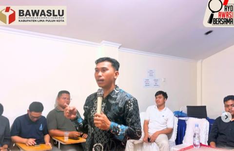 Dapit Alexsander, Koordiv Hukum Pencegahan Humas dan Parmas Bawaslu Kabupaten Lima Puluh Kota saat memberikan pembekalan kepada mahasiswa Politeknik Pertanian Negeri Payakumbuh dalam rangka persiapan pelaksanaan Pemilihan Umum Raya (PEMIRA) mahasiswa, Kamis (24/9).