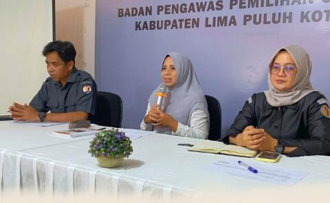 Kepala Sekretariat Bawaslu Lima Puluh Kota, Mellia Rahmi saat memimpin rapat evaluasi bulanan  kesekretariatan di Aula Bawaslu Kabupaten Lima Puluh Kota, Senin (5/10). 