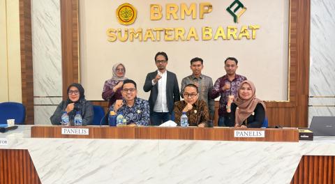 Pimpinan Bawaslu Lima Puluh Kota saat mengikuti tahapan Presentasi Badan Publik Monitoring dan Evaluasi Keterbukaan Informasi Badan Publik Tahun 2026 yang diselenggarakan oleh Komisi Informasi Sumatera Barat, Rabu 14 Oktober 2026 di gedung BRMP Sumatera Barat.