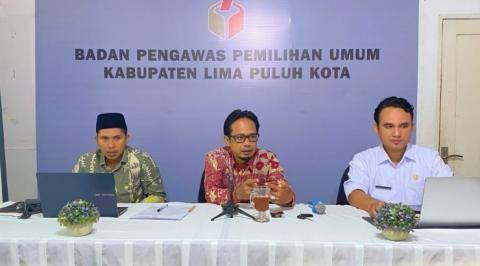 Ketua Bawaslu Lima Puluh Kota, Yoriza Asra bersama anggota Bawaslu Lima Puluh Kota, Dapit Alexsander beserta Kasubag Penanganan Pelanggaran dan Penyelesaian Sengketa Proses Pemilu dan Hukum, Prima Nugraha Sinaga saat menyampaikan materi dalam rapat di kantor dengan membahas Peraturan Bawaslu Nomor 2 Tahun 2023 tentang Pengawasan Partisipatif, Senin (10/12).