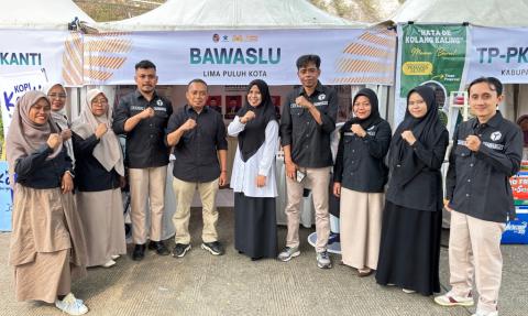 Pimpinan dan Jajaran Sekretariat Bawaslu Kabupaten Lima Puluh Kota saat di Festival Literasi Kabupaten Lima Puluh Kota Tahun 2026 yang diselenggarakan oleh Dinas Perpustakaan dan Kearsipan Kabupaten Lima Puluh Kota pada 20–22 Oktober 2026.