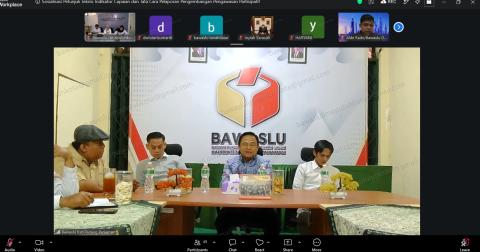 Muhammad Khadafi, Koordiv Pencegahan Parmas dan Humas Bawaslu Provinsi Sumatera Barat saat memberikan arahan di kegiatan Sosialisasi Petunjuk Teknis Indikator Capaian dan Tata Cara Pelaporan Pengembangan Pengawasan Partisipatif Triwulan III Tahun 2026 kepada Bawaslu Kab/Kota Se-Sumatera Barat, yang diselenggarakan oleh Bawaslu Provinsi Sumatera Barat secara daring, Rabu (7/10).