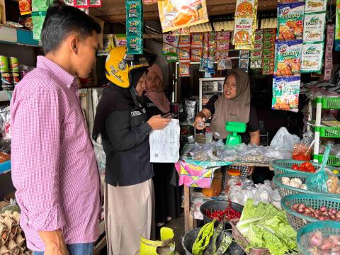 Koordiv Hukum Pencegahan Humas dan Parmas Bawaslu Lima Puluh Kota, Dapit Alexsander bersama staff sekretariat bidang pengawasan saat melaksanakan kegiatan uji petik data pemilih dalam rangka pemetaan potensi kerawanan Pemutakhiran Data Pemilih Berkelanjutan, (13/10).