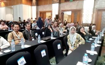 Kepala sekretariat Mellia Rahmi beserta staf