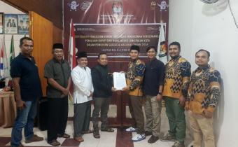 Anggota Bawaslu Lima Puluh Kota Kordiv PPPS menerima Berita Acara Calon Perseorangan dari KPU Lima Puluh Kota