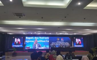 Hakim MK Saldi Isra saat memberikan materi terkait beracara di MK