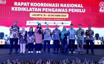 Kepala Sekretariat Bawaslu Lima Puluh Kota beserta perwakilan Kabupaten Kota Provinsi Sumatera Barat