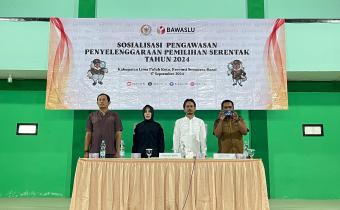 Anggota DPR RI Rezka Oktoberia beserta Ketua Bawaslu Lima Puluh Kota Yoriza Asra serta Walinagari dan Camat