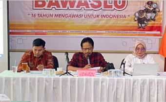 Ketua Bawaslu Lima Puluh Kota didampingi Anggota Bawaslu Lima Puluh Koya Kordiv HPPH dan Dapit Alexsander serta Kasubag Pengawasan dan Humas Eliza saat memberikan arahan
