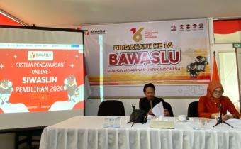 Ketua Bawaslu Lima Puluh Kota dan Kasubag Pengawasan dan Humas saat memberikan arahan