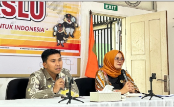 Anggota Bawaslu Lima Puluh Kota Kordiv HPPH didampingi Kasubag Pengawasan dan Humas saat membuka rapat Pokja