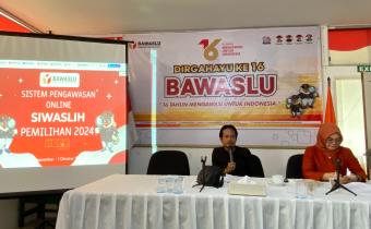 Ketua Bawaslu Lima Puluh Kota Yoriza Asra memberikan arahan terkait aplikasi Siwaslih