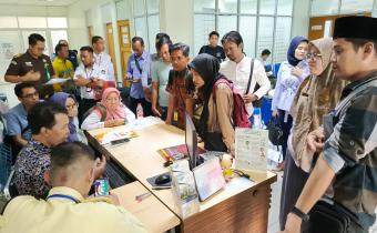 Ketua Bawaslu Lima Puluh Kota Yoriza Asra beserta staf saat melaksanakan pengawasan kunjungan monitoring KPU Lima Puluh Kota