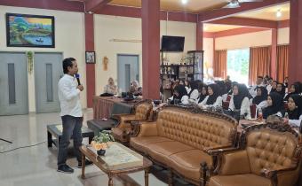 Ketua Bawaslu Lima Puluh Kota saat memberikan arahan kepada Petugas TPS