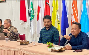 Anggota Bawaslu Lima Puluh Kota saat memberikan pandangan pada rakor persiapan debat putaran kedua