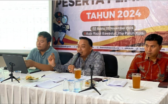 Pimpinan dan Kasubag saat mendengarkan hasil pengawasan yang disampaikan oleh masing-masing Panwaslu Kecamatan