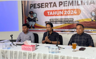 Pimpinan Bawaslu Lima Puluh saat mendengarkan permasalahan di kecamatan untuk persiapan pleno tingkat Kabupaten