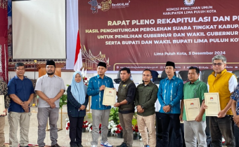 Serah terma berita acara hasil peno rekapitulasi tingkat Kabupaten