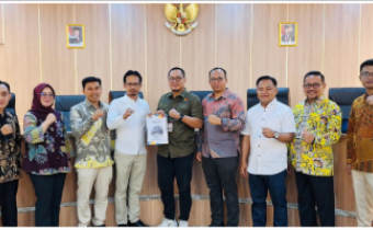 Foto bersama serah terima laporan