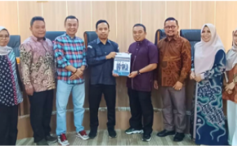 Foto Penyerahan Laporan