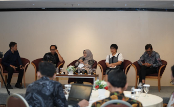 Anggota Bawaslu Lolly Suhenty (tengah) menjadi pembicara dalam Diskusi Media tentang Media Sosial Pasca-Politik 2024 untuk Mewujudkan Ruang Digital yang Demokratis, di Jakarta, Kamis (13/2/2024)/foto: Publikasi dan Pemberitaan Bawaslu