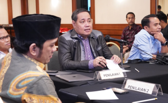 Anggota Bawaslu Herwyn JH Malonda dalam Rapat Penyusunan Rencana Aksi Reformasi Birokrasi Bawaslu Tahun 2025 dan Penilaian Usulan Nominasi Award Divisi SDMO Bawaslu Tahun 2024, di Jakarta, Senin, (17/3/2025).
