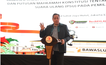 Anggota Bawaslu Herwyn JH Malonda saat membuka Rapat Perencanaan Program dan Anggaran Bawaslu Provinsi dan Bawaslu Kabupaten/Kota Pasca Instruksi Presiden Nomor 1 Tahun 2025 dan Putusan MK Tentang Pengawasan Pemungutan Suara Ulang (PSU) Pada Pemilihan tahun 2024 di Jakarta, Jumat (14/3/2025) malam.