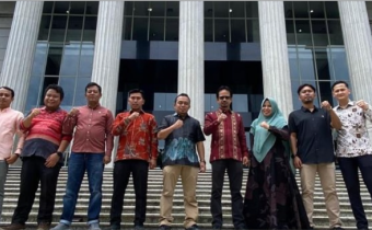 Pimpinan Bawaslu berfoto di depan Mahkamah Konstitusi