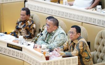 Ketua Bawaslu Rahmat Bagja saat menghadiri Rapat Dengar Pendapat di ruang rapat Komisi II DPR RI, Rabu (22/01/2025).