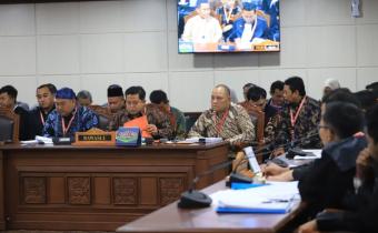 Anggota Bawaslu Totok Hariyono saat mendampingi Bawaslu Provinsi dan Kabupaten/Kota menyampaikan keterangan kepada hakim Mahkamah Konstitusi (MK) dalam lanjutan sidang Perselisihan Hasil Pemilihan (PHP) 2024, Jumat (17/1/2025).