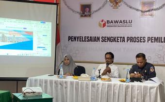 Kepala Sekretariat Bawaslu Provinsi bersama Ketua Bawaslu dan Kepala Sekretariat Bawaslu Lima Puluh Kota menyampaikan arahan terkait Pengelolaan Administrasi Keuangan, Senin (23/6) 