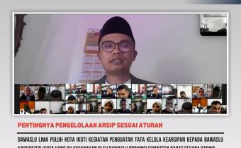 Anggota Bawaslu Provinsi Sumatera Barat, Febrian Bartez, saat memberikan arahan terkait tata kelola arsip, Selasa (24/6)